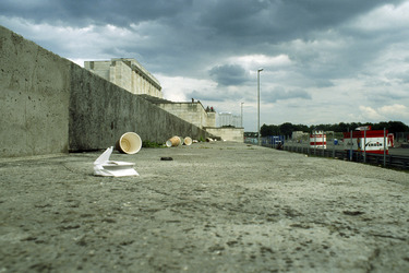 Tribüne mit Pappbechern