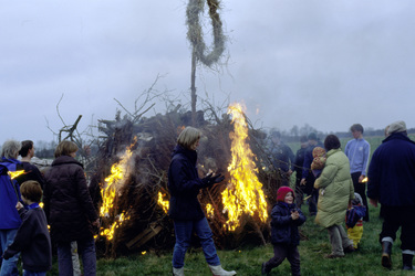 Tanz um ein Osterfeuer