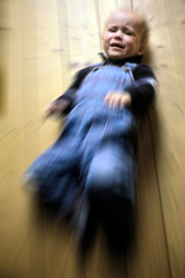 Weinender Junge auf Holzfußboden