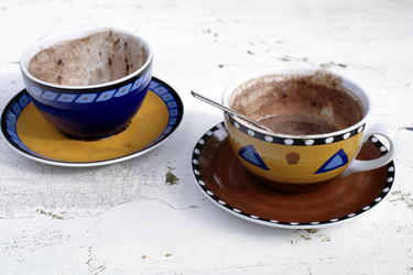 Zwei leere Tassen Schokolade