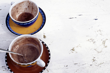 Zwei leere Tassen Schokolade