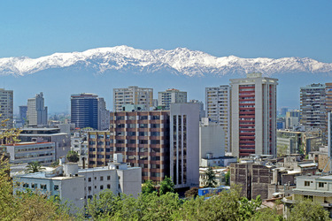 Smog über Santiago auch am Sonntag mit Blick vom Cerro Huelles nach Nordosten auf die Anden und die Katholische Universitaet im Vordergrund