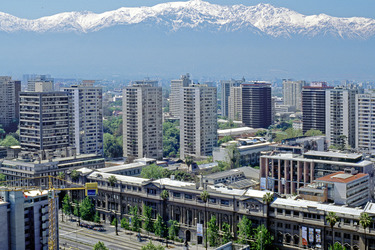 Smog über Santiago auch am Sonntag mit Blick vom Cerro Huelles nach Nordosten auf die Anden und die Katholische Universitaet im Vordergrund