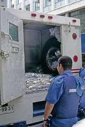 Geldtransport im Finanzviertel von Santiago