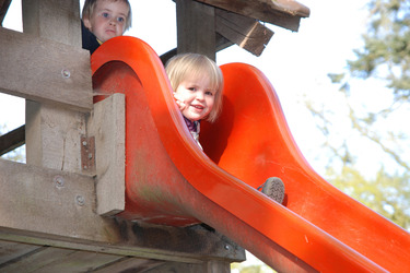Kinder auf einer Rutsche