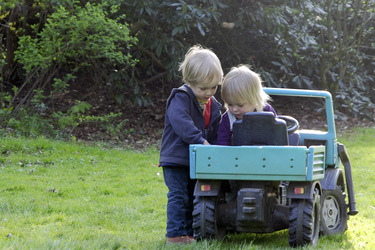 Kleinkinder mit Tretauto
