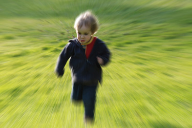 Junge rennt über Wiese