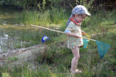 Junge am See mit Köcher