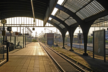 Bahnsteig im Gegenlicht