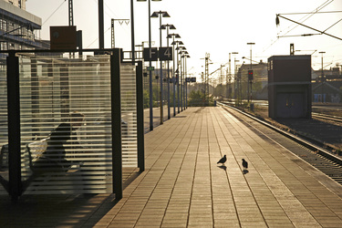 Bahnsteig im Gegenlicht