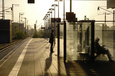 Szene auf einem Bahnsteig mit Gegenlicht