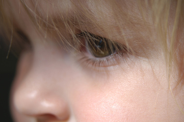 Nahes Profil eines kleinen Mädchens