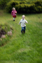 Zwei rennende Kinder