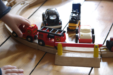 Spielzeugeisenbahn und Kinderhände