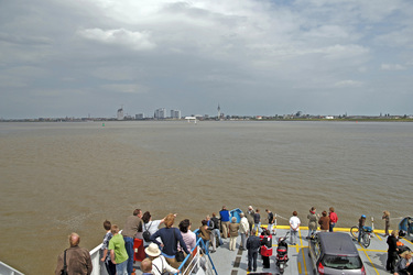 Passagiere auf einer Fähre nach Bremerhaven mit Skyline