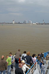 Passagiere auf einer Fähre nach Bremerhaven mit Skyline