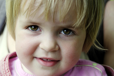 Portrait eines blonden kleinen Mädchens