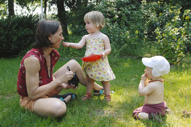 Frau mit zwei Kleinkindern