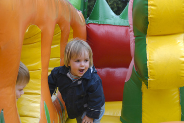 Kinder in Hüpfburg