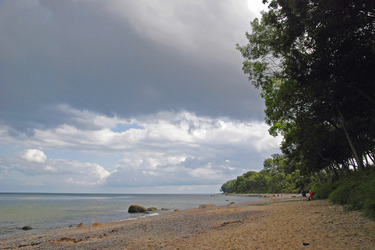 Junge mit Kescher am Strand von Frederikenhof