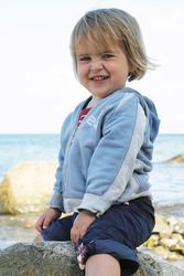 Kleines lächelndes Mädchen am Meer