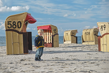 Junge und Strandkörbe