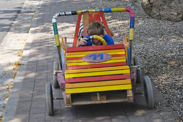 Junge in einer Seifenkiste