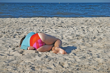 Schlafende Frau am Meer