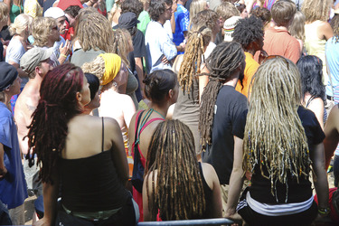 Fans mit Dreadlocks