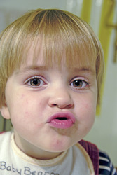 Kleines Mädchen zieht Grimasse