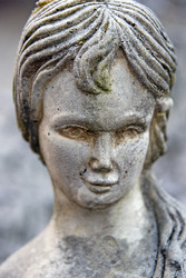 Gesicht einer Frauenskulptur aus Beton