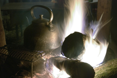 Teekessel auf einem offenen Feuer