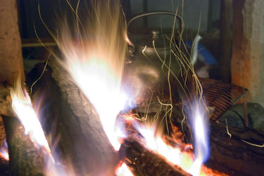 Teekessel auf einem offenen Feuer