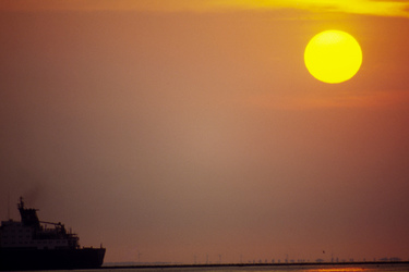 Schiff im Sonnenaufgang