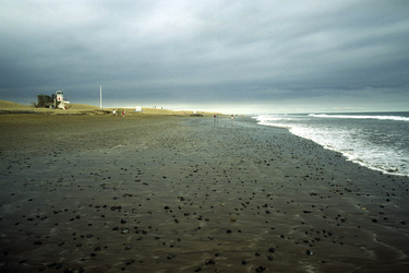 Der dunkle Sand und die Steine sind Überreste alter, vulkanischer Abtragungen aus den Bergen, auf die sich Saharasand gelegt hat