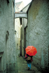 Frau mit rotem Regenschirm