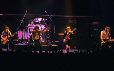 Malcolm Young, Simon Wright, Brian Johnson, Angus Young, Cliff Williams