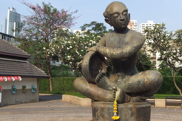Statue im Benjasiri Park