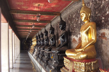 Buddha Statuen im Wat Suthat Thepwararam Ratchaworamahaviharn