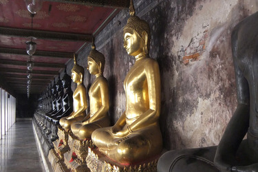Buddha Statuen im Wat Suthat Thepwararam Ratchaworamahaviharn