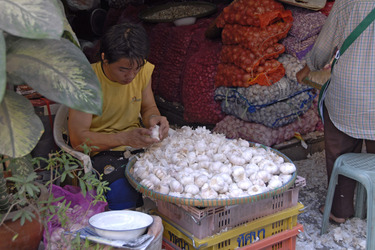 Mann beim Knoblauch schälen