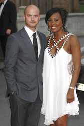 Kéllé Bryan mit Begleitung