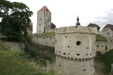 Südbastion der Burg Querfurt, links Marterturm