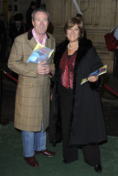 Lynda Bellingham mit Begleitung