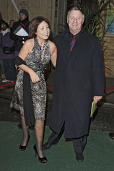 Chris Tarrant mit Begleitung