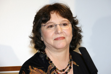 Donna Woolfolk Cross