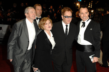 Louis Walsh, Sharon Osbourne, Elton John mit Freund David Furnish