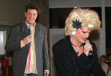 André Holst, Olivia Jones