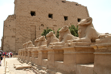 Widdersphingen vor dem 1. Pylon