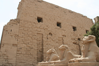 Widdersphingen vor dem 1. Pylon